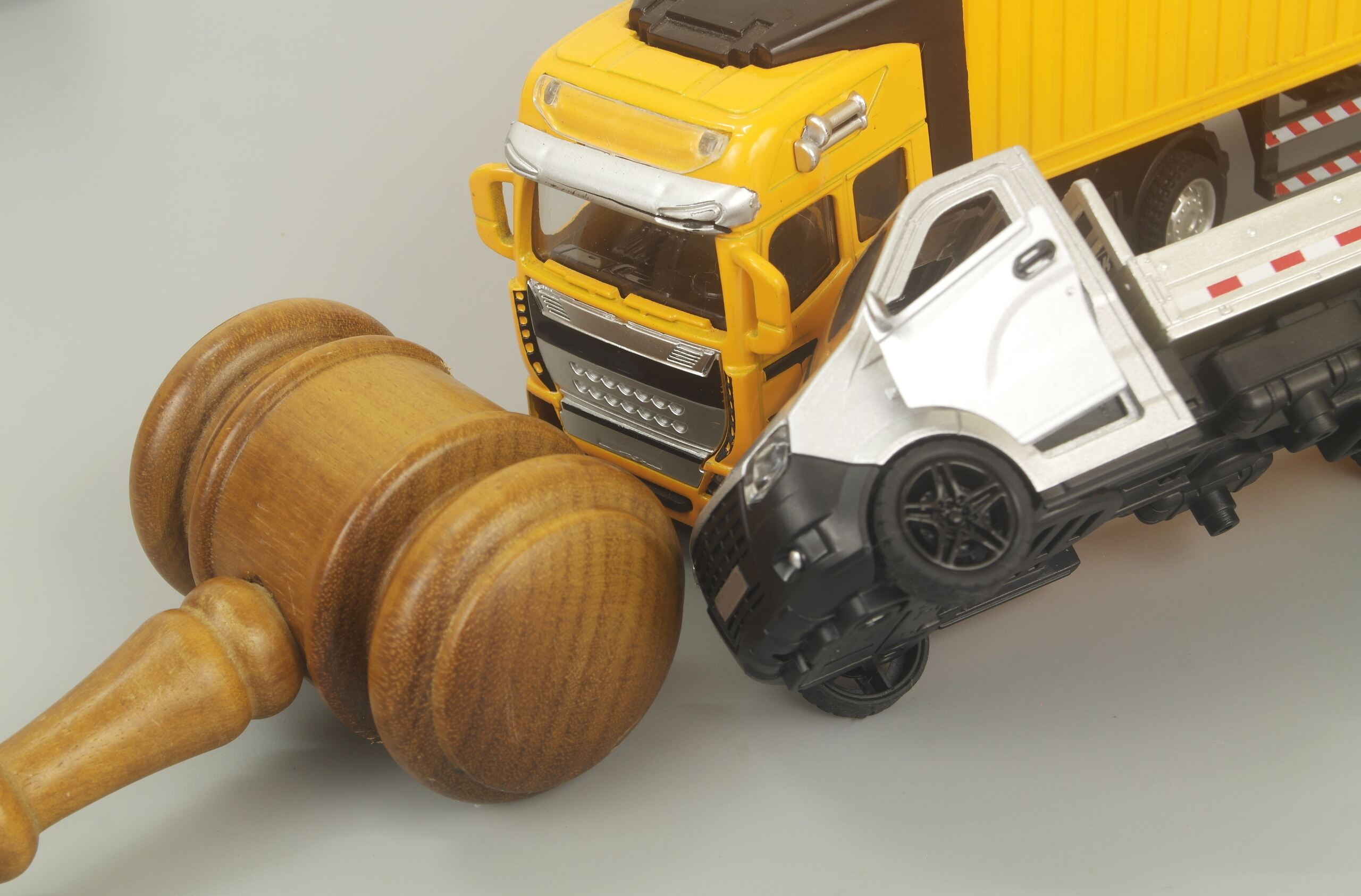 A commercial vehicle traveling on an Oklahoma interstate where accidents may require the investigation of Tulsa truck accident lawyers.