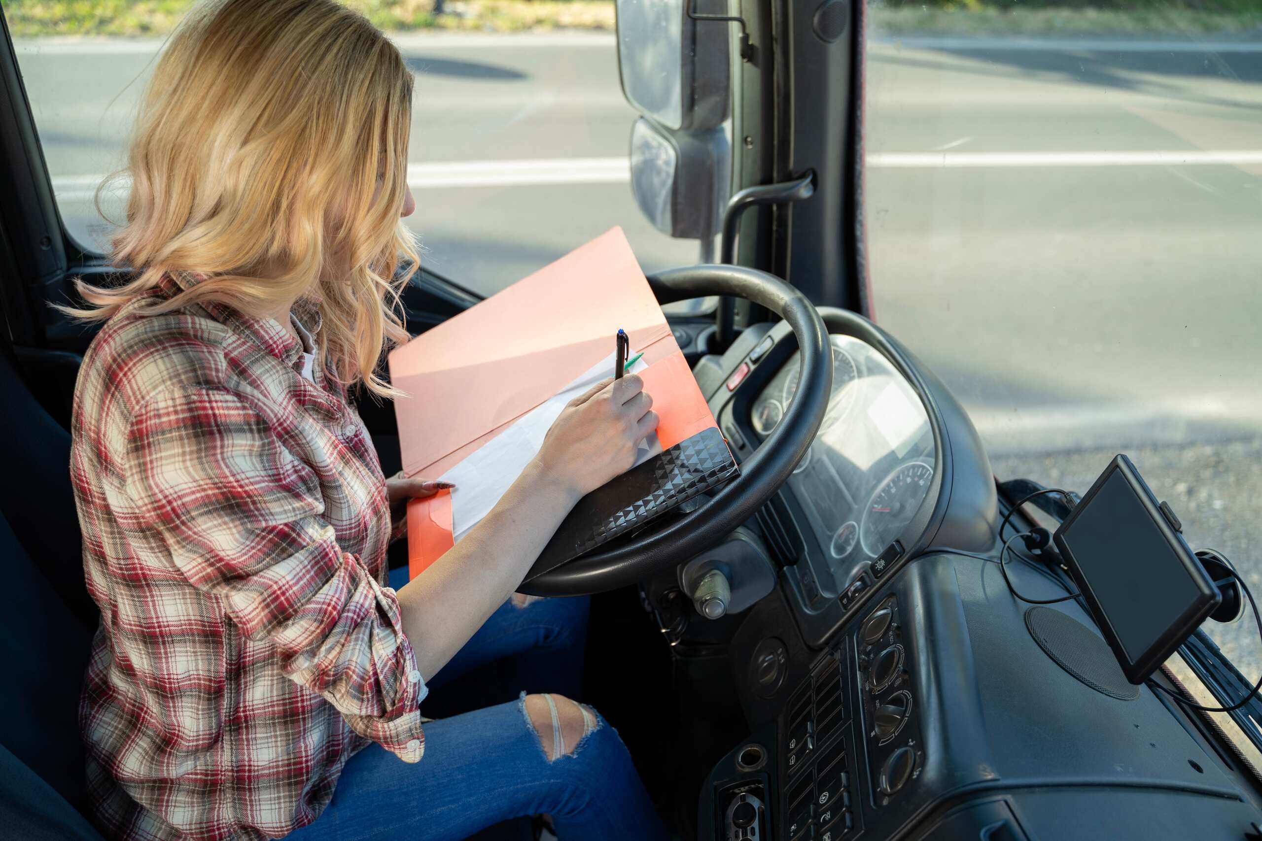 A driver recording entries that may contradict logbooks, ELD data, and hours-of-service violations in Oklahoma semi truck crashes when investigated by a Tulsa legal team.