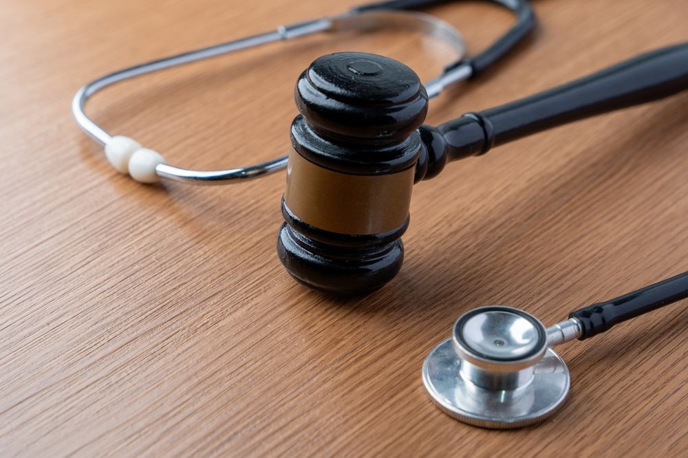Gavel resting beside a stethoscope, symbolizing legal accountability in hospital malpractice cases